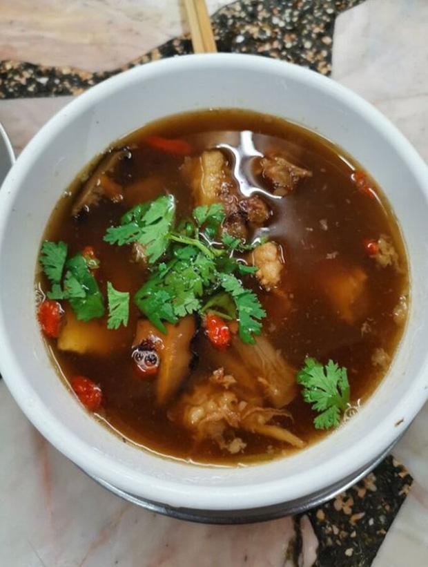 Nhà hàng nổi tiếng với nồi nước dùng ninh đi ninh lại 50 năm-4