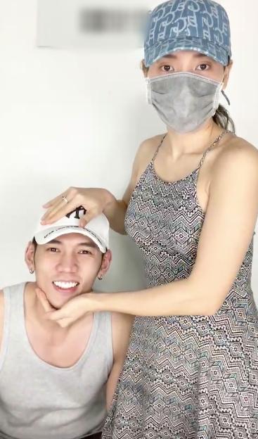 Lý Bình trở thành sào treo đồ cho Phương Trinh Jolie bán hàng-9