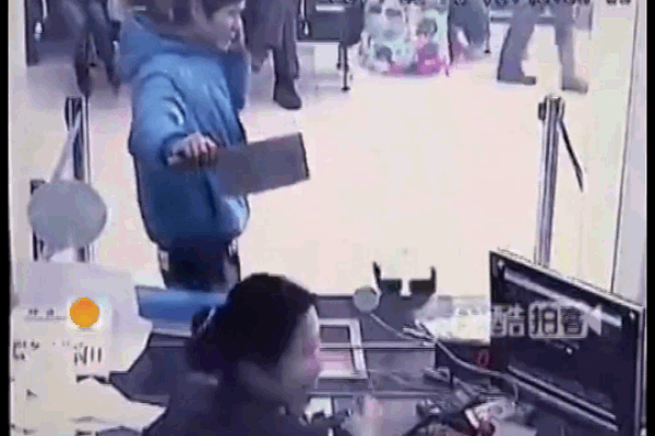 Thanh niên rơi trúng ban thờ hàng xóm: Em xin… em kính… em lạy-3