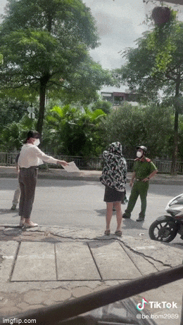 Cô gái cãi công an: Không đeo khẩu trang đấy, làm gì được em?-1