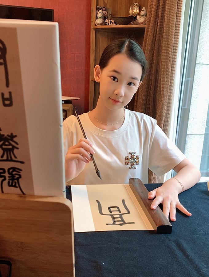 Nhan sắc con gái Triệu Văn Trác giống bố, học giỏi và nhiều tài lẻ-8