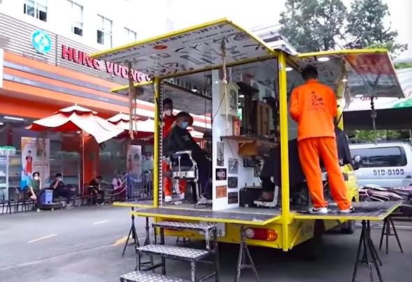 Độc đáo salon di động cắt tóc miễn phí cho tuyến đầu chống dịch-1