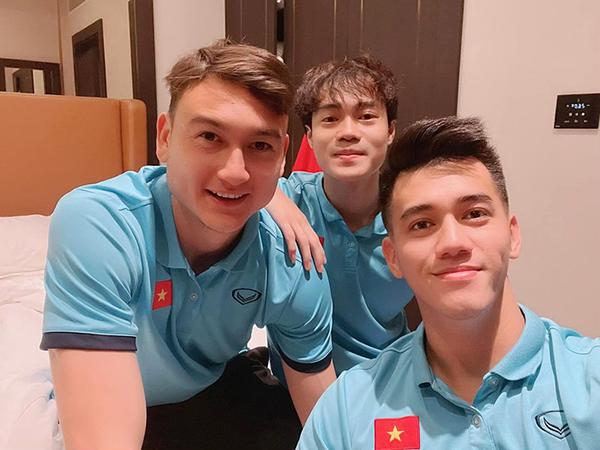 Đức Chinh, Tiến Linh đi ăn không rủ khiến Văn Lâm mất toi 300k-1