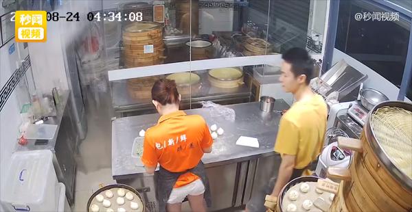 Dân mạng tan chảy với vợ chồng người ta trong căn bếp nhỏ-1