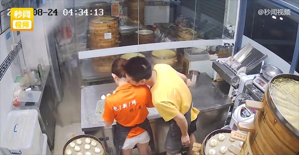 Dân mạng tan chảy với vợ chồng người ta trong căn bếp nhỏ-2