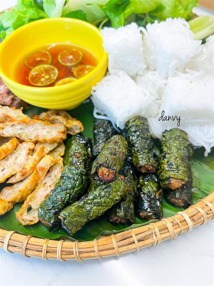 Chả ốc cuốn lá lốt của mẹ đảm dễ làm mà lại ngon hết sảy-2