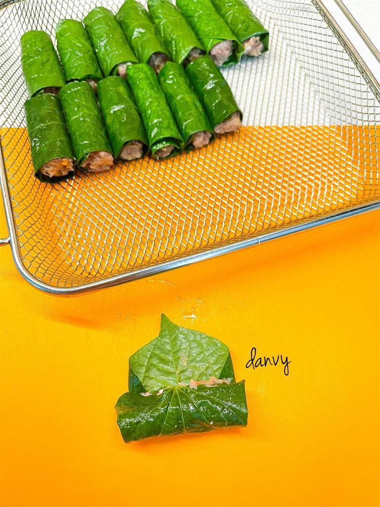 Chả ốc cuốn lá lốt của mẹ đảm dễ làm mà lại ngon hết sảy-5