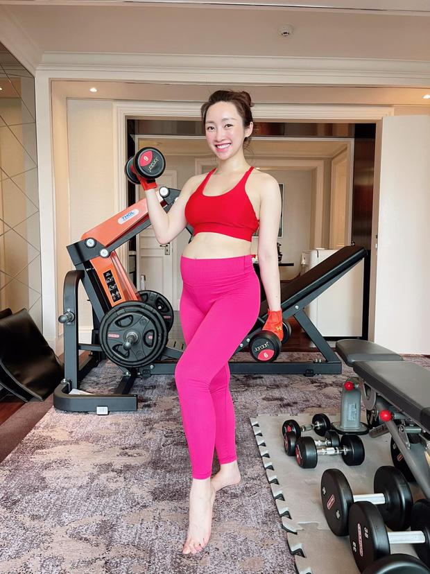 Vợ giàu có kém 16 tuổi của Chi Bảo lần đầu khoe bụng to vượt mặt-1