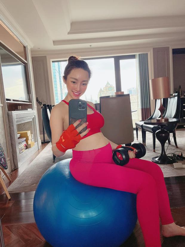 Vợ giàu có kém 16 tuổi của Chi Bảo lần đầu khoe bụng to vượt mặt-2