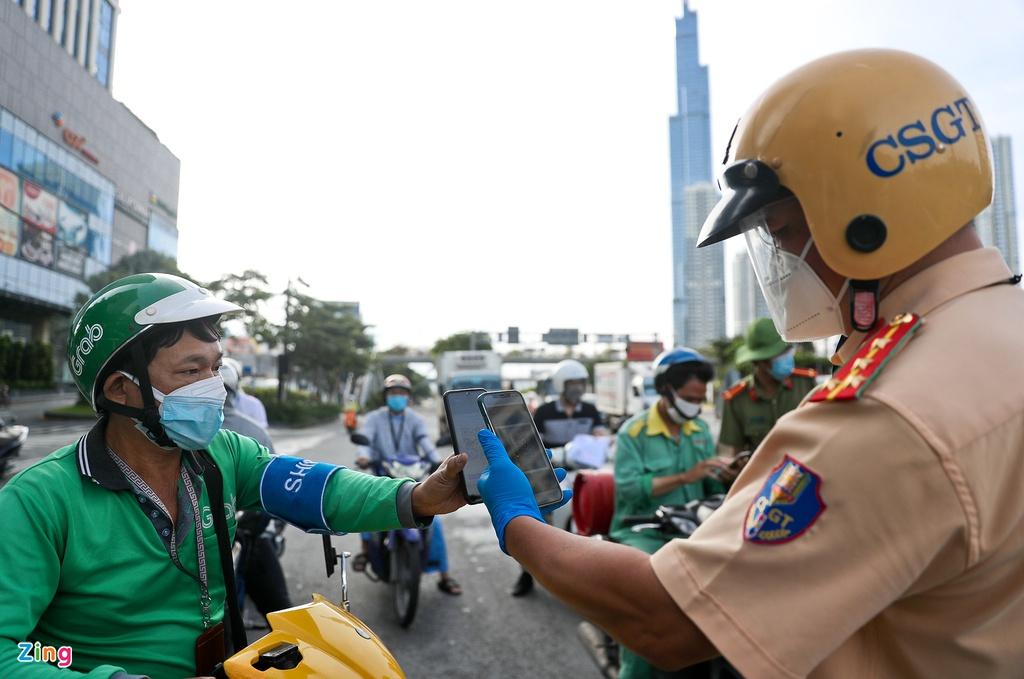 TP.HCM cho phép shipper được hoạt động tại 8 quận, huyện, TP thuộc vùng đỏ. Đồng thời, Công an TP.HCM cấp thêm 20.000 giấy đi đường cho hệ thống bán lẻ, lực lượng đóng gói combo...