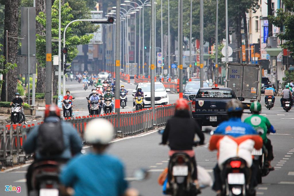 Hệ thống giao hàng hoạt động trở lại khiến lượng phương tiện lưu thông trên một số tuyến đường trong ngày 31/8 đông hơn so với tuần trước. Trên đường 3/2 (quận 10), xe cộ nối đuôi nhau lúc đầu giờ chiều.