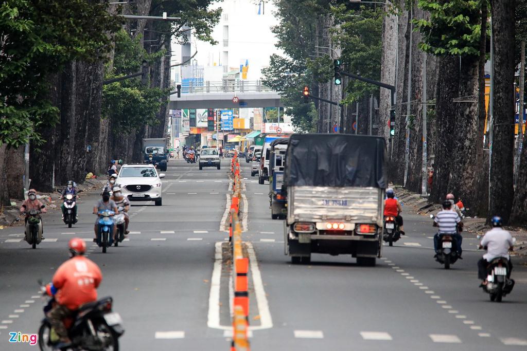 Đường Nguyễn Tri Phương (quận 5) cũng ghi nhận lưu lượng giao thông đông hơn so với những ngày đầu siết chặt giãn cách xã hội.