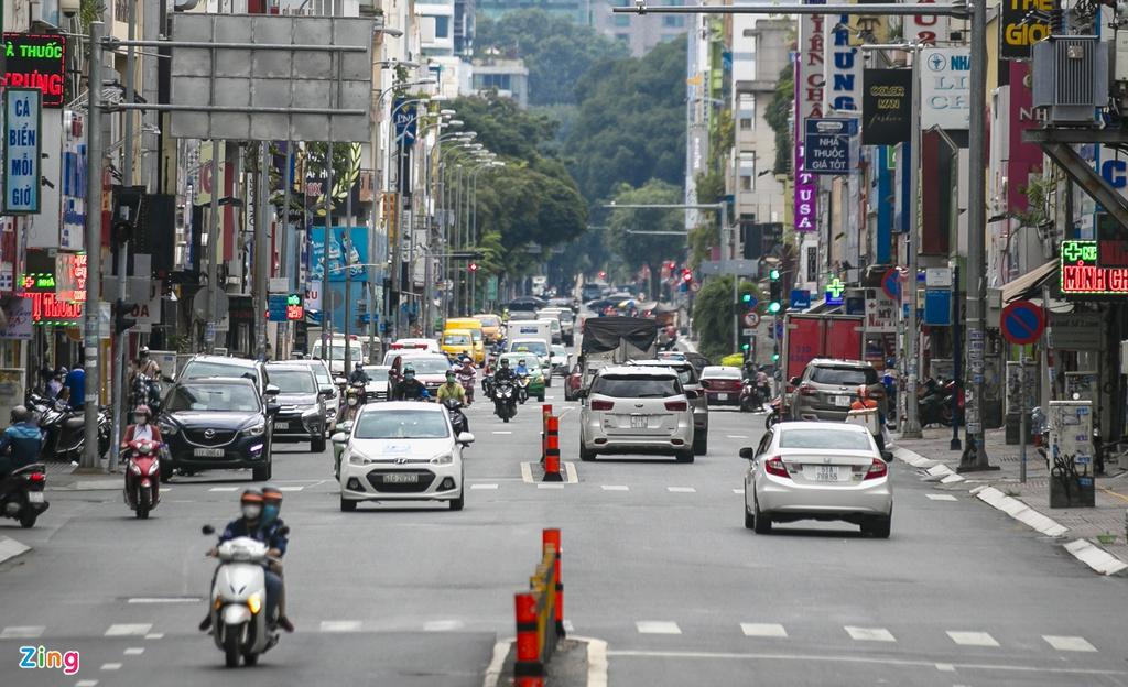 Lượng xe trên đường Hai Bà Trưng (quận 1) đông hơn vào giờ cao điểm.