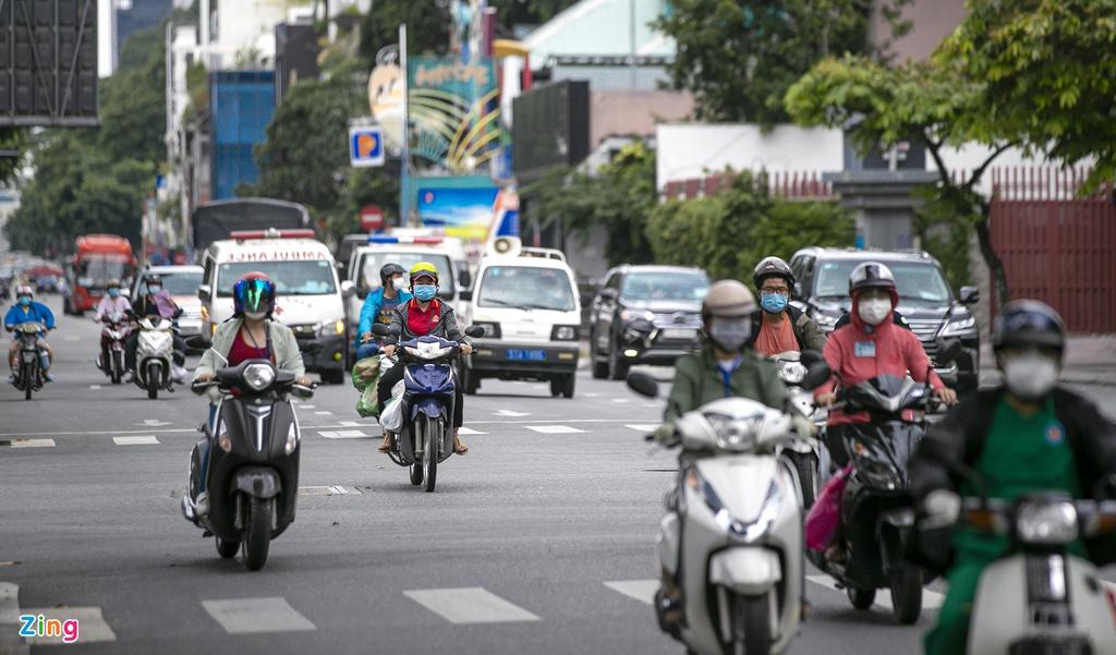 Đường Võ Thị Sáu (quận 1) cũng có nhiều xe máy, ôtô nối đuôi nhau.