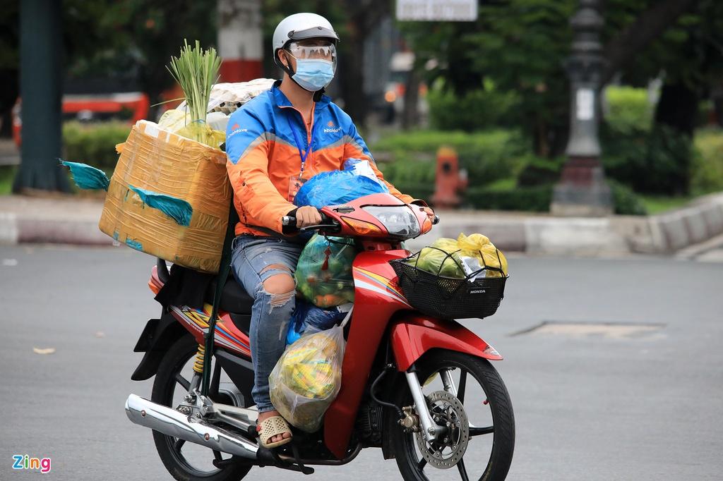 Hai ngày qua, lực lượng chức năng ở các chốt kiểm soát đã kiểm soát rất gắt gao. Phần lớn người ra đường đều xuất trình được giấy tờ hợp lệ.
