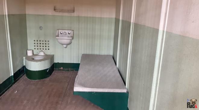 Lạnh gáy xem Khoa Pug review nhà tù khét tiếng ở Mỹ-5