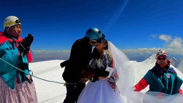 Đám cưới trên đỉnh núi cao 6.400m-1