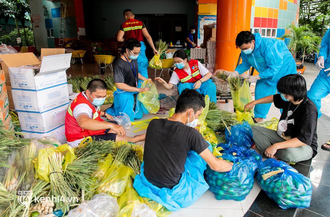 Tranh thủ những giờ chờ cuộc gọi từ bệnh nhân, cả nhóm tranh thủ chuẩn bị những phần quà sẽ mang tặng bệnh nhân khi đến đổi bình oxy.