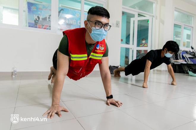 Ngoài ca trực, các thành viên hay rủ nhau rèn luyện thể lực. Tất cả đều “cắm trại” tại nhà văn hóa thiếu nhi Quận 4.