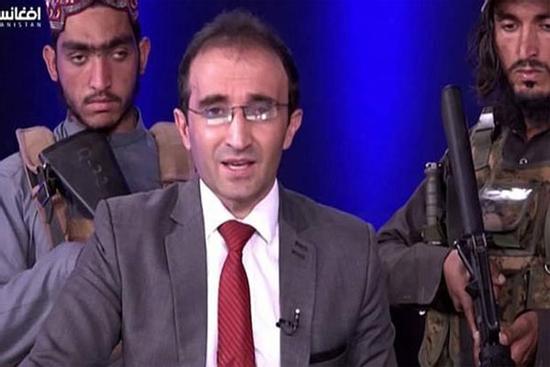 Clip: MC người Afghanistan 'lên sóng', Taliban cầm súng đứng sau