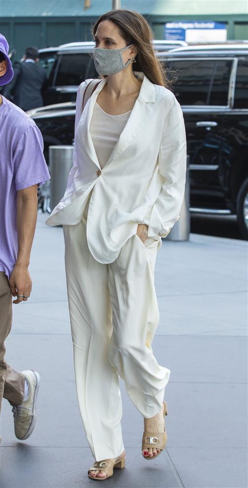 Angelina Jolie toát lên khí chất đỉnh cao với 2 kiểu quần trendy-3