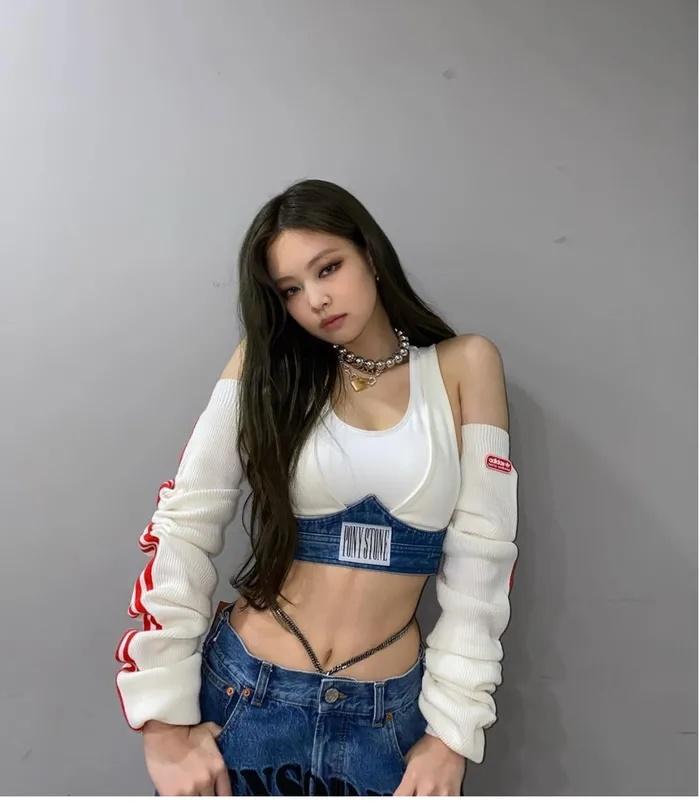 Thúy Vi mặc váy như lộ nội y tam giác, độ sexy kém xa Ngọc Trinh-7