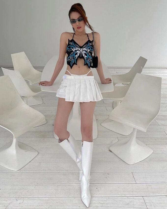 Thúy Vi mặc váy như lộ nội y tam giác, độ sexy kém xa Ngọc Trinh-3