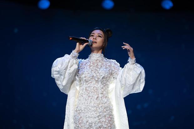 Nữ ca sĩ đòi hành hung fan, bài đăng bị bay ngay và luôn-2