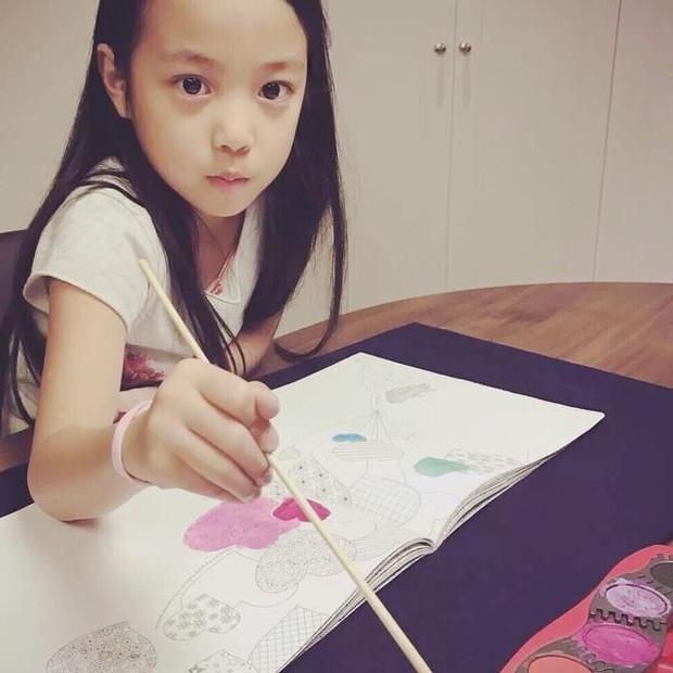 Hé lộ tình hình con gái Triệu Vy giữa scandal phong sát-2