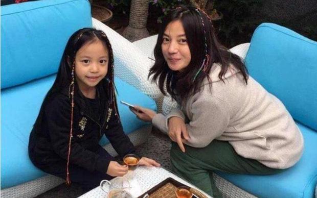 Hé lộ tình hình con gái Triệu Vy giữa scandal phong sát-1