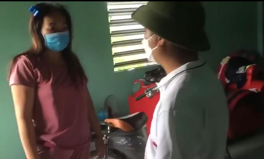 Nhà chất cả chục bao gạo, thùng mì, bà thím vẫn gọi xin cứu trợ-1