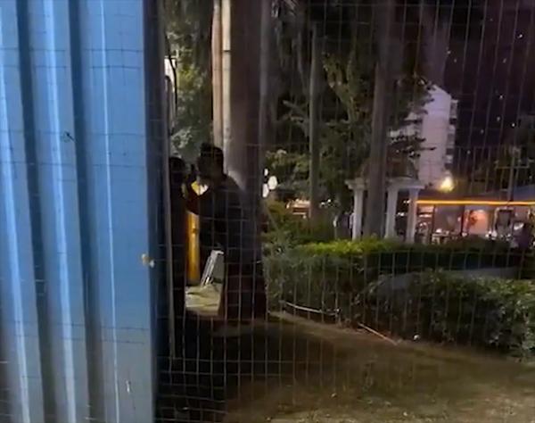 Nam sinh chia tay đòi quà, anh đã tặng em bao nhiêu cái điện thoại hả?-1