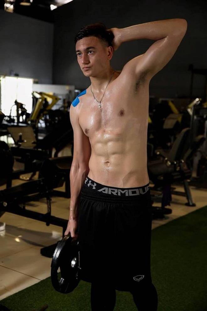 Đặng Văn Lâm cởi đồ khoe múi bụng, thực đơn ăn uống bao SỐC-2