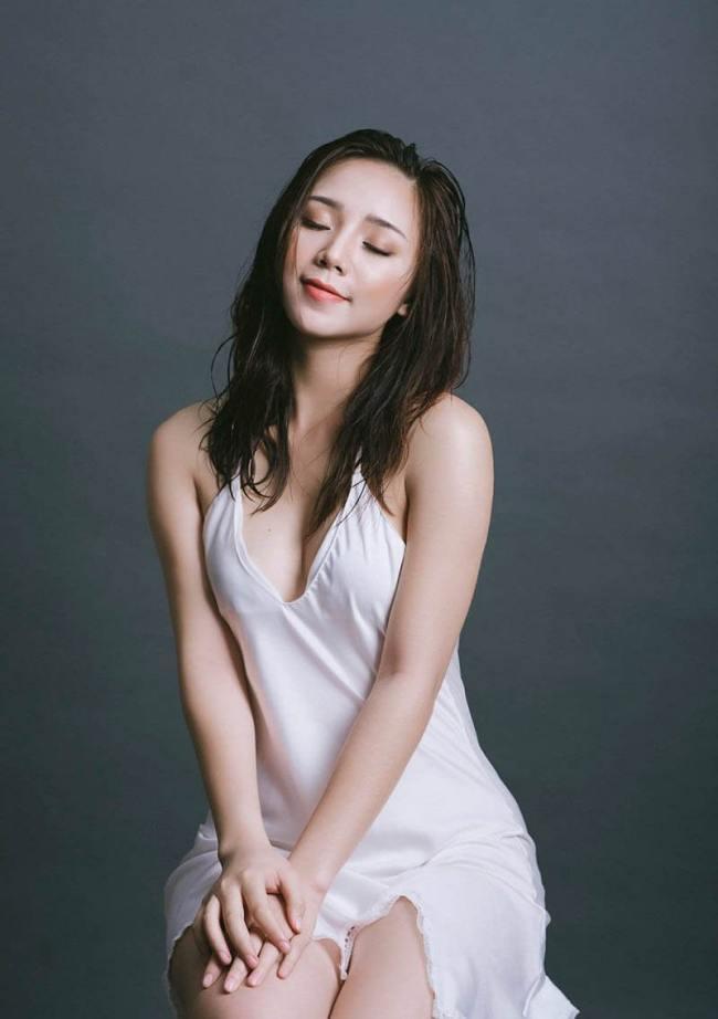 Quỳnh Kool diện váy ngắn cũn, trễ nải vòng 1 khi đi hiến máu-5