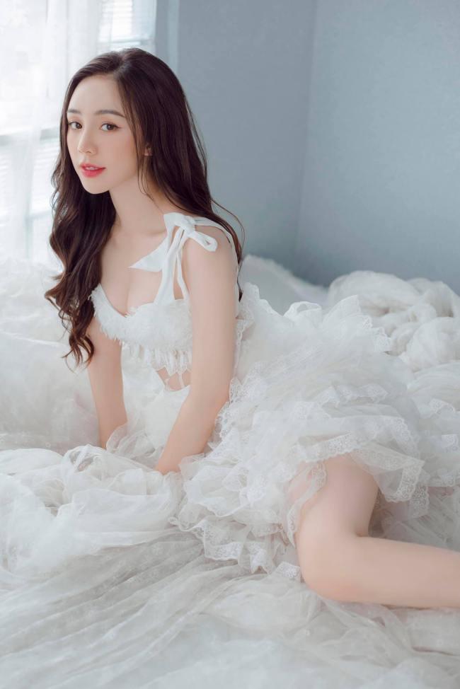 Quỳnh Kool diện váy ngắn cũn, trễ nải vòng 1 khi đi hiến máu-8