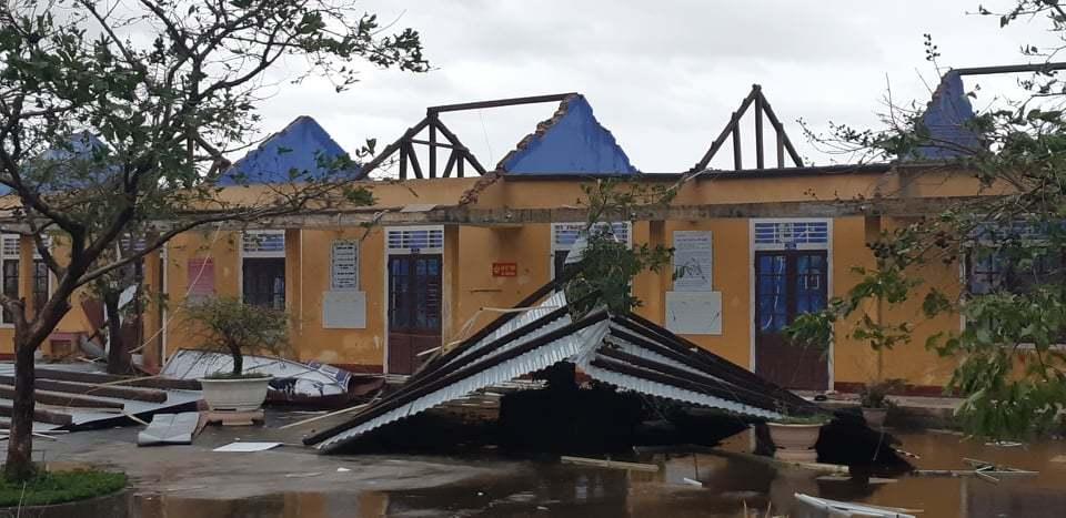 Bão số 13 đổ bộ vào miền Trung: Gió giật kinh hoàng, mưa lớn, cây bật gốc, trường học tốc mái-7