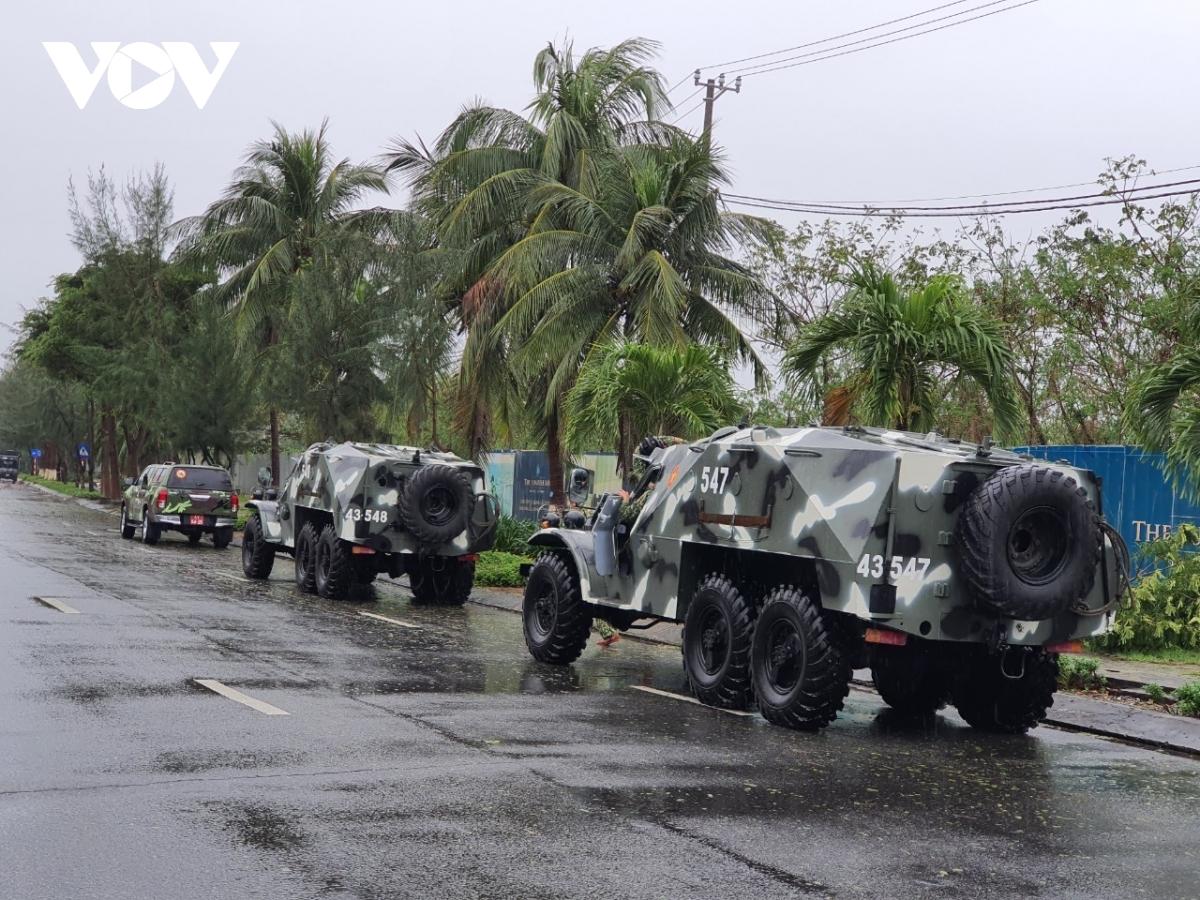 Bão số 13 đổ bộ vào miền Trung: Gió giật kinh hoàng, mưa lớn, cây bật gốc, trường học tốc mái-9