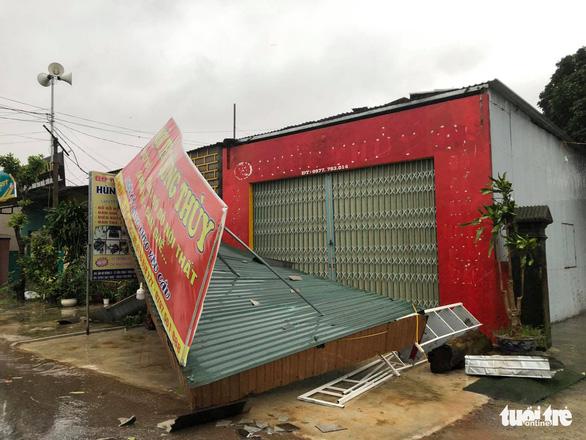 Bão số 13 đổ bộ vào miền Trung: Gió giật kinh hoàng, mưa lớn, cây bật gốc, trường học tốc mái-3