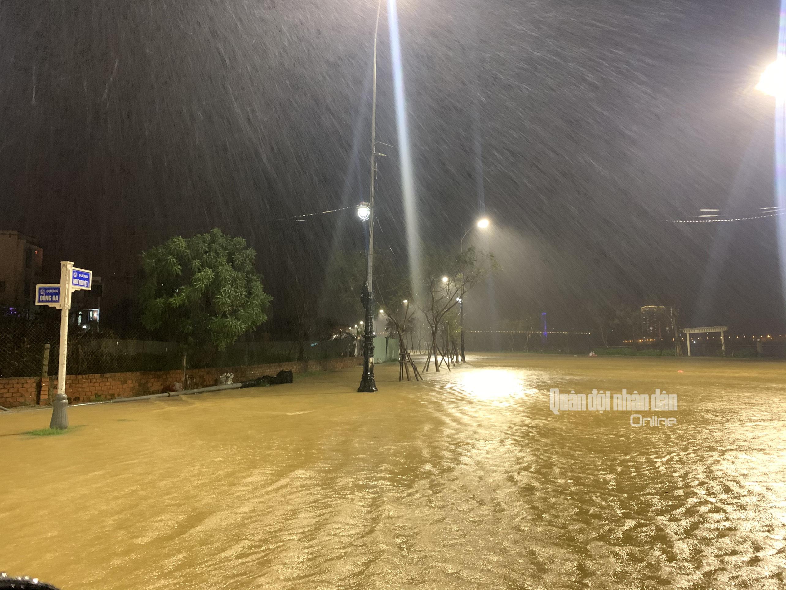 Bão số 13 đổ bộ vào miền Trung: Gió giật kinh hoàng, mưa lớn, cây bật gốc, trường học tốc mái-10