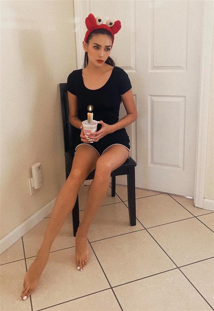 Võ Hoàng Yến lộ ngón chân dài như ngón tay người khác-1