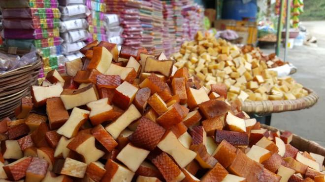 Đặc sản phô mai cứng như đá, nhai cả tiếng mới nuốt được-2