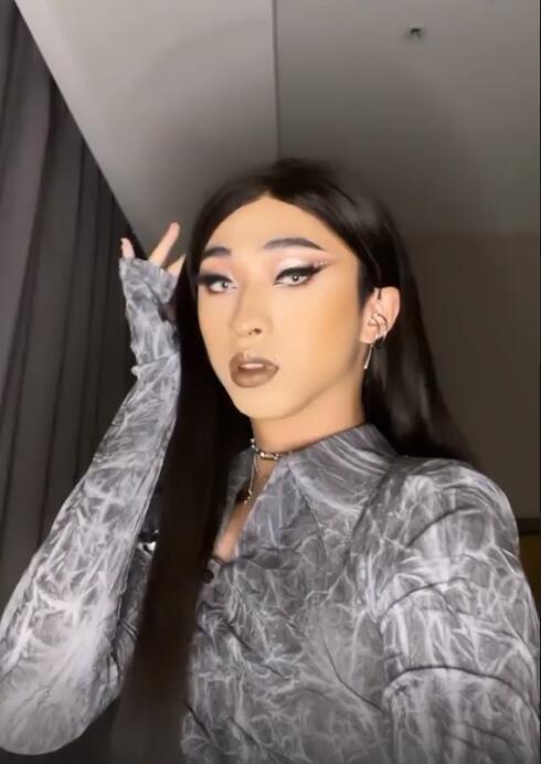 Y Năng Tịnh ủng hộ con trai trang điểm đậm, mặc nữ tính-4