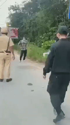 Ra đường không lý do, thanh niên vắt vẻo hút thuốc thách thức-1