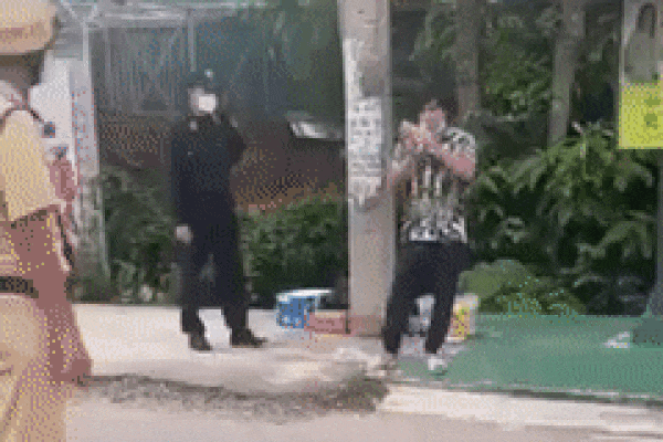 Cởi trần đi thể dục, ông chú tốc biến đu sông trong nháy mắt-2