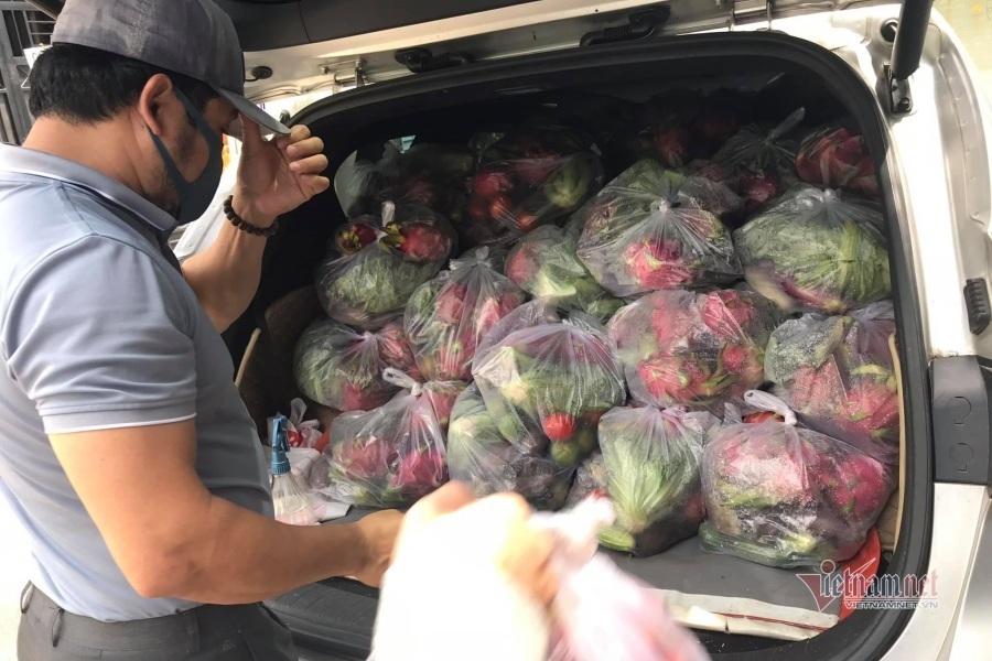 Vợ chồng thầy giáo ở TP.HCM lái xe ba gác đi hỗ trợ dân nghèo-2