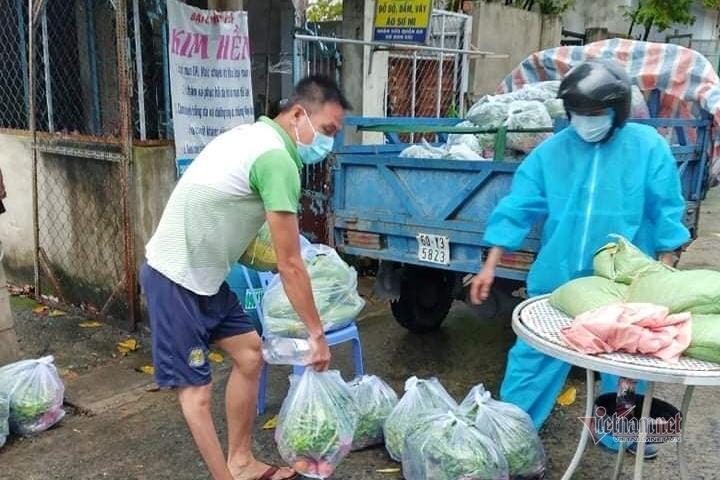 Vợ chồng thầy giáo ở TP.HCM lái xe ba gác đi hỗ trợ dân nghèo-3