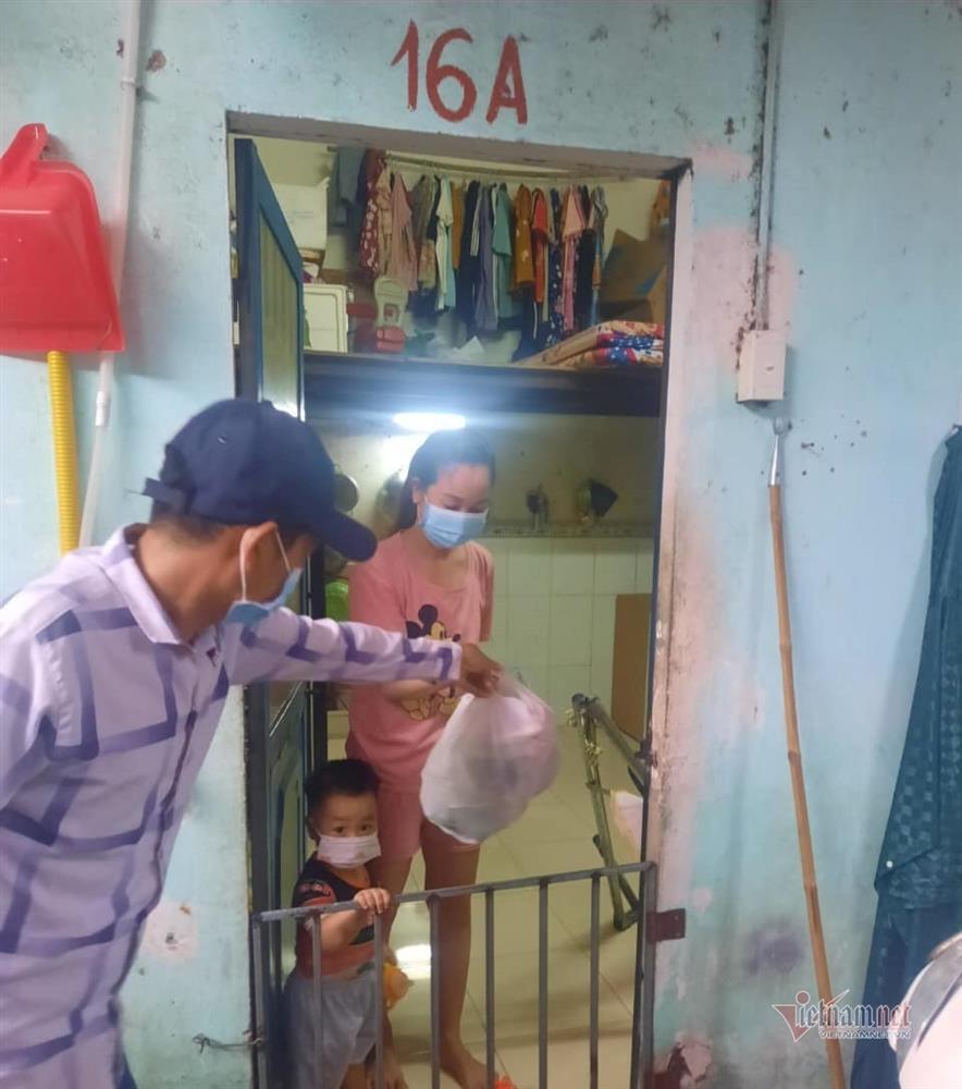 Vợ chồng thầy giáo ở TP.HCM lái xe ba gác đi hỗ trợ dân nghèo-1