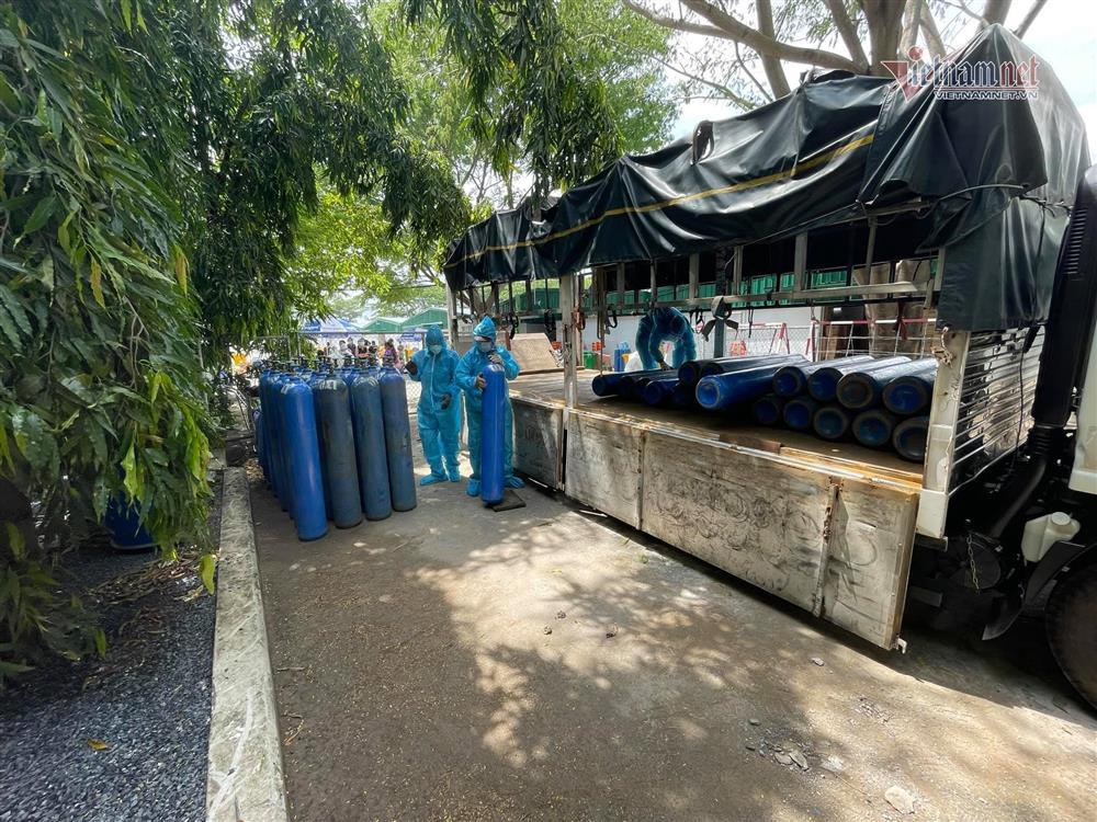 Vợ chồng thầy giáo ở TP.HCM lái xe ba gác đi hỗ trợ dân nghèo-5