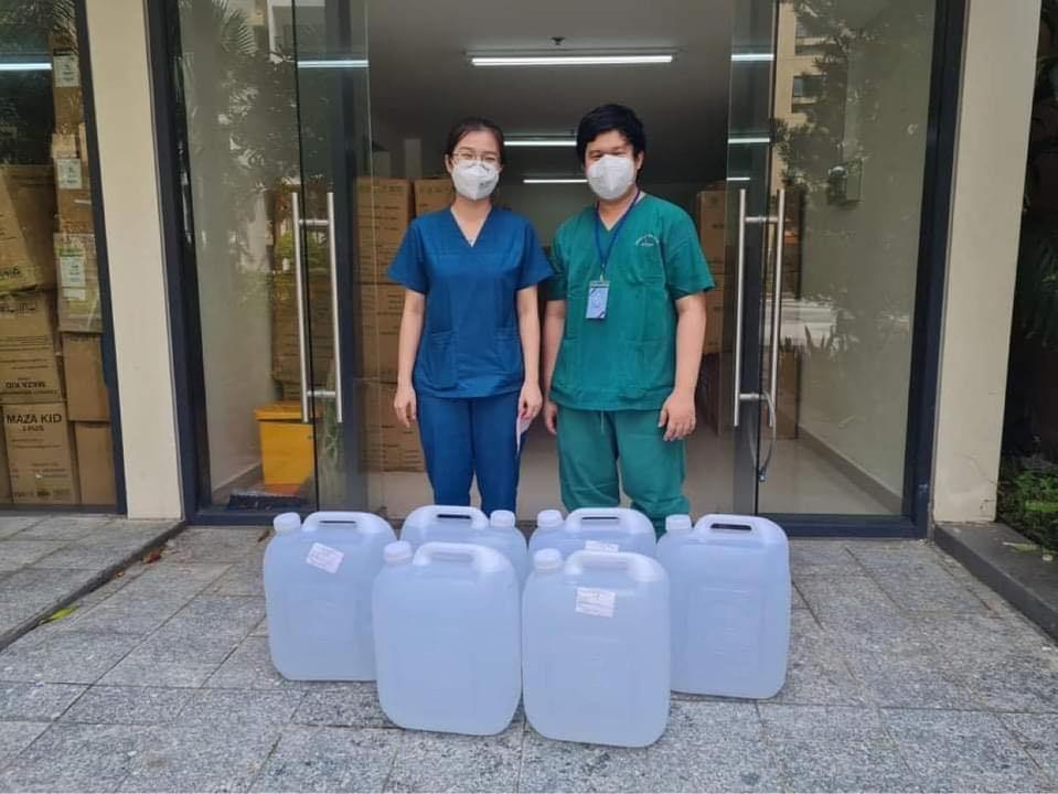 Vợ chồng thầy giáo ở TP.HCM lái xe ba gác đi hỗ trợ dân nghèo-6