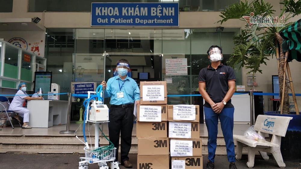 Vợ chồng thầy giáo ở TP.HCM lái xe ba gác đi hỗ trợ dân nghèo-4